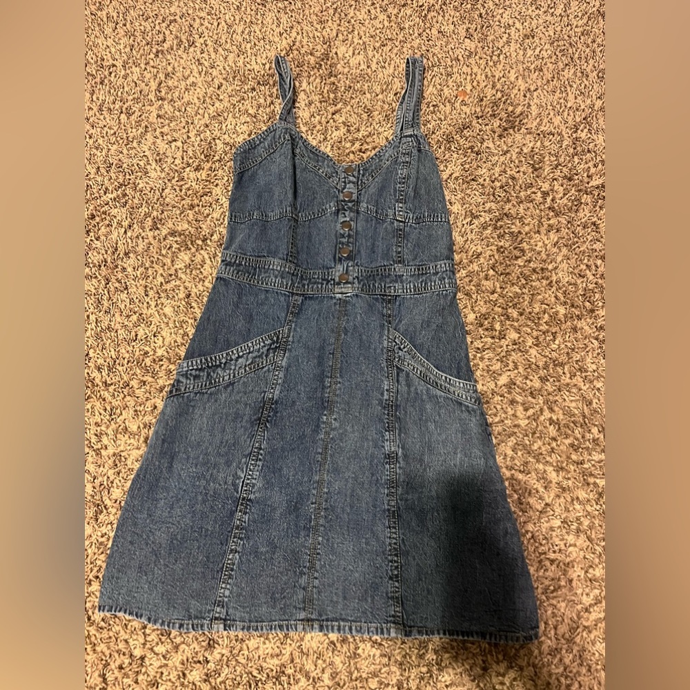 denim dress. very flattering